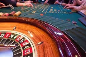 Studio live-dealer ujang303 dengan blackjack, roulette, dan baccarat